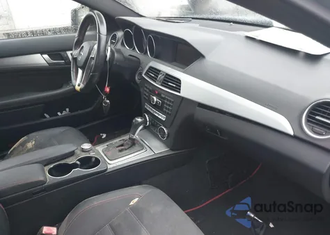 2013 Mercedes-Benz C 250 из США, поврежденный, VIN WDDGJ4HB1DG058064